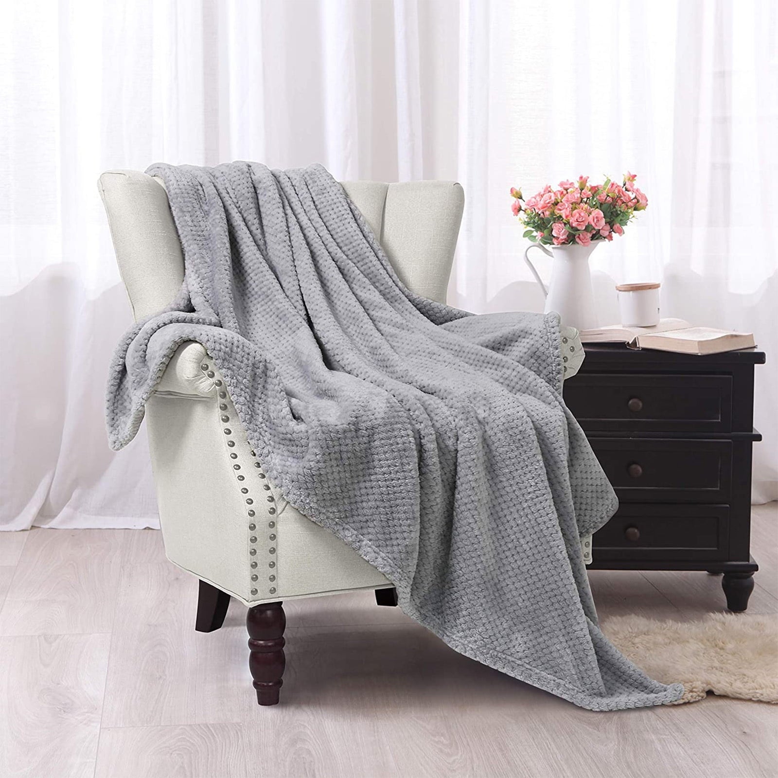Lightweight Warm Waffle Textured Extra Large Fleece Blanket, Super Soft and Warm Throw Blanket for Couch, Sofa and Bed (Light Grey, 50... - Super Soft Reversible Sherpa Flannel Blanket Detail