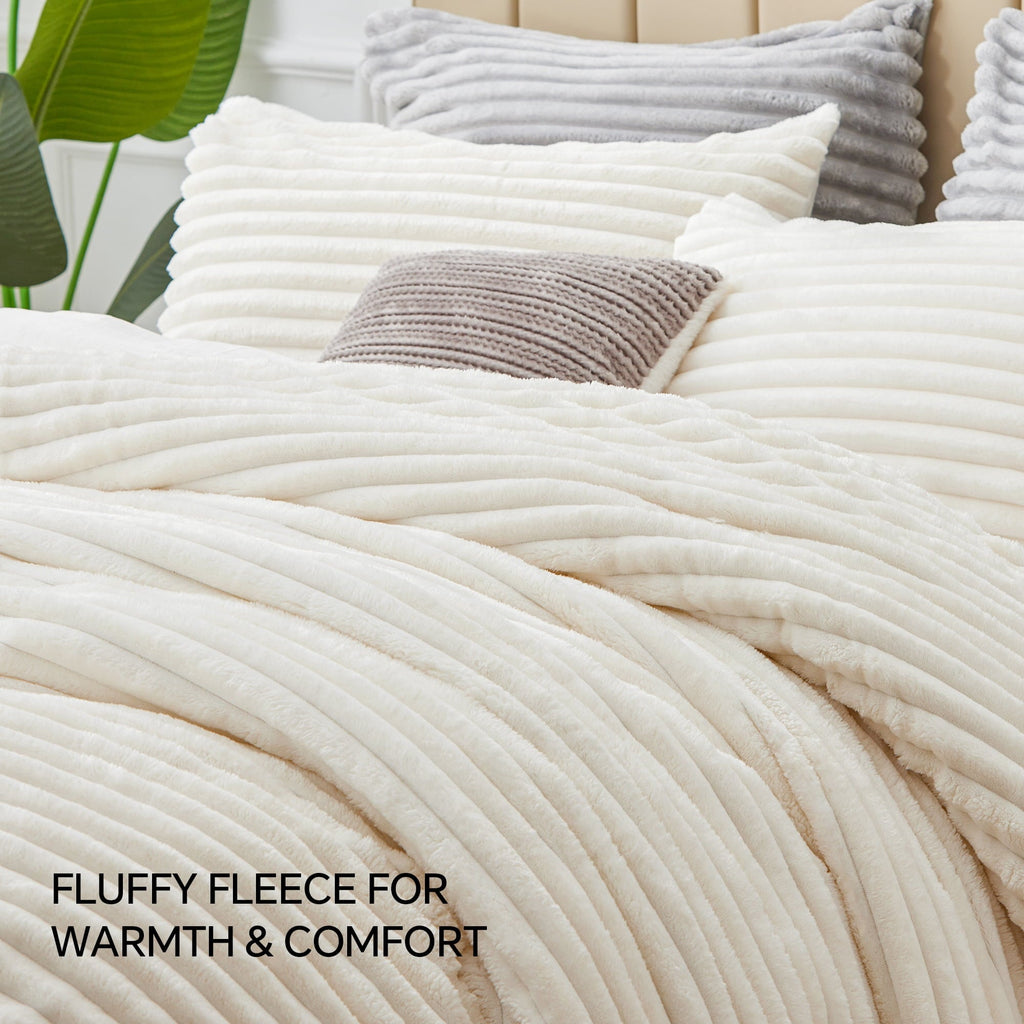 Hypoallergenic Cloud Fleece Queen Comforter Set -Super Soft & Warm Fluffy White Bedding, Luxury Fuzzy Heavy Bed Set for Winter with 2 Pill... - Hypoallergenic Ultra-Fluffy Quilt for Winter Detail