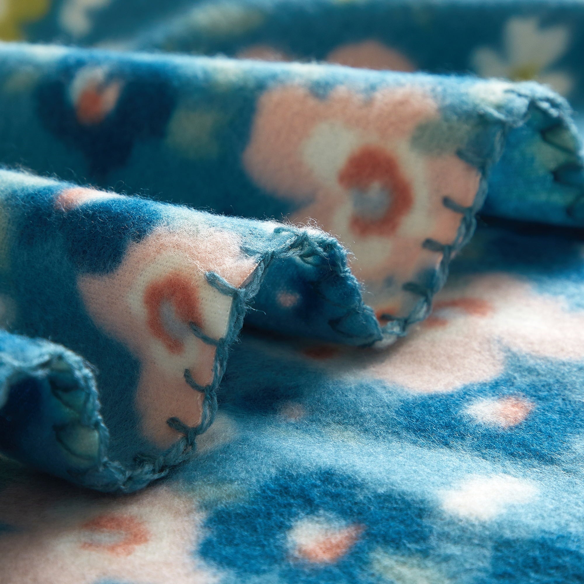 Reversible Sherpa Cozy Fleece Throw Blanket Delightful Floral 50" x 60", All Ages - Cozy Fleece Throw Blanket for Couch & Bed Detail