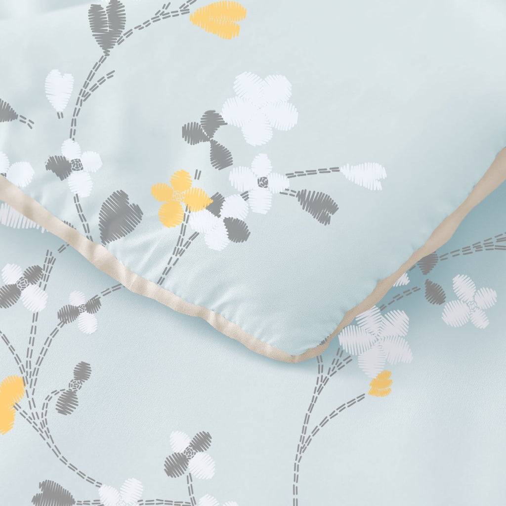 Fluffy Down Alternative 3-Piece Floral King Size Comforter Set, Microfiber Bedding Down Alternative Comforter for All Seasons with 2 Pillow S... - Luxurious Quilted Duvet Cover Set Detail