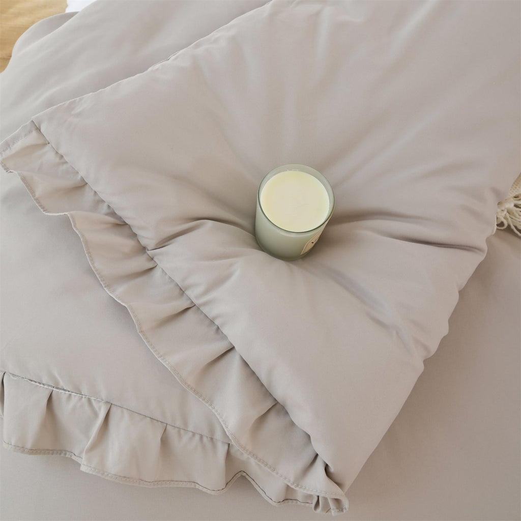 All-Season Queen Comforter Set For Adult, 3 Piece Ruffle Oatmeal Comforter Sets All Season - All-Season Down Alternative Comforter Insert Detail