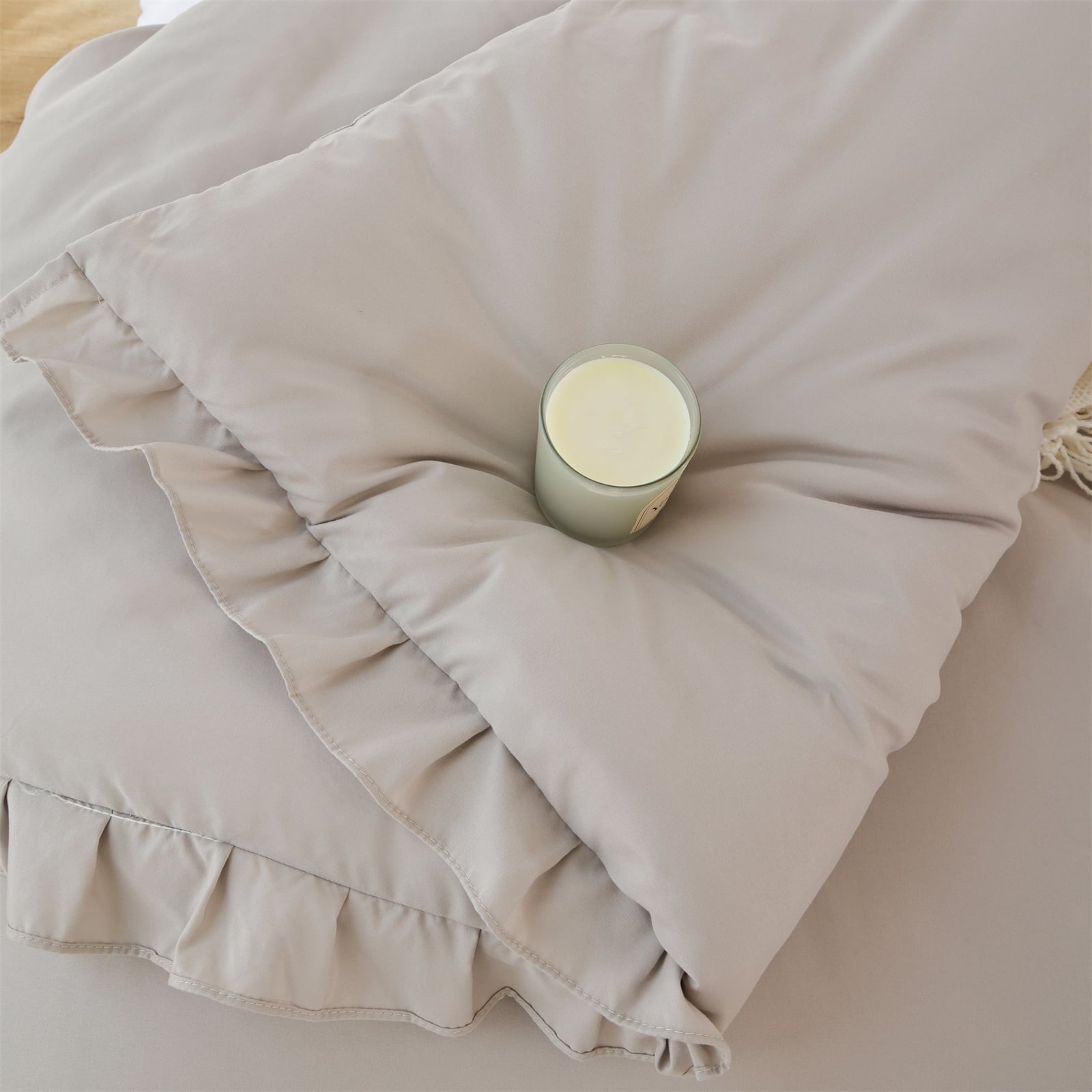 All-Season Queen Comforter Set For Adult, 3 Piece Ruffle Oatmeal Comforter Sets All Season - All-Season Down Alternative Comforter Insert Detail