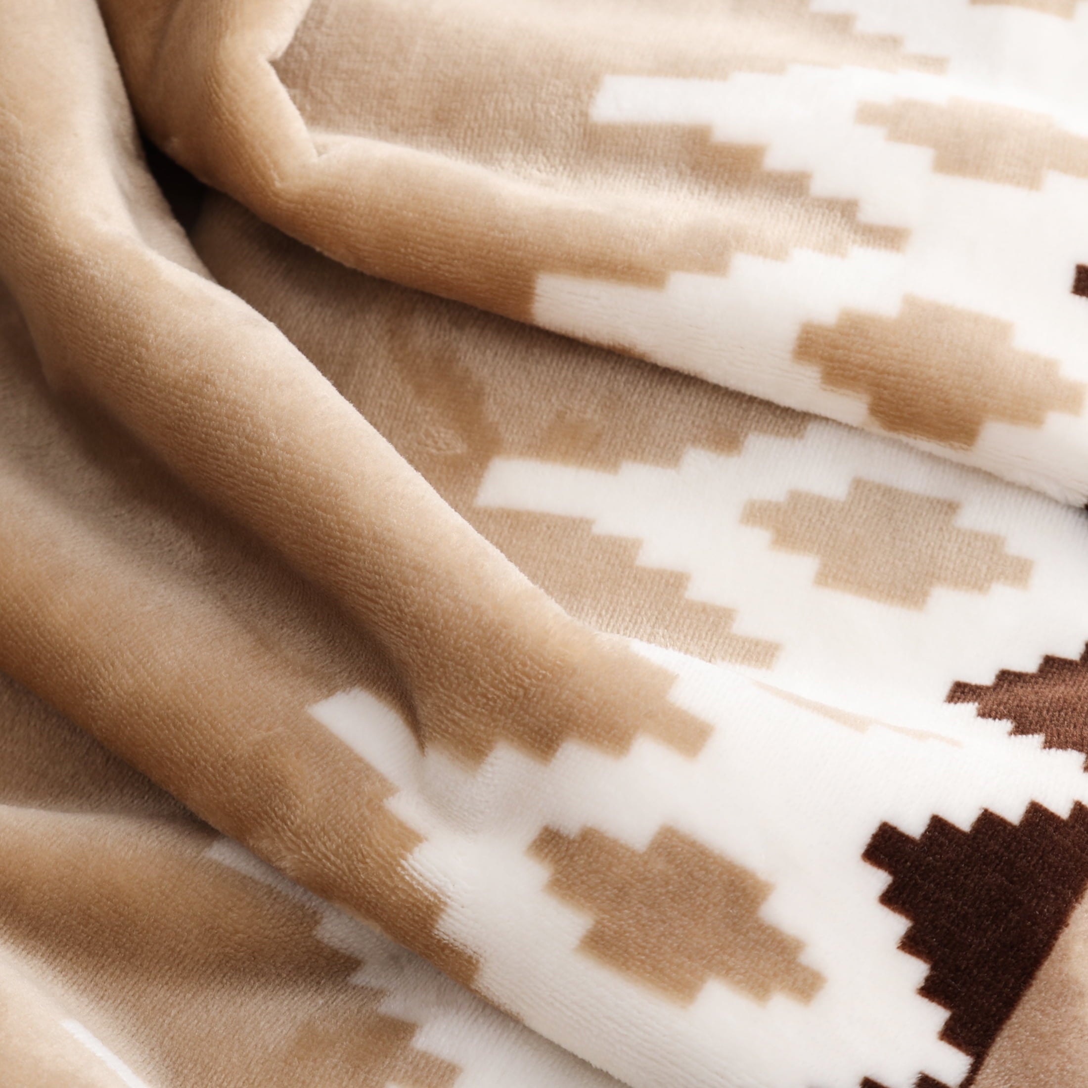 Reversible Sherpa Printed Velvet Plush Reverse to Faux Fur Super Soft Throw Blanket, Oversized, Linder Border Beige - Lightweight Plush Warm Blanket for All Seasons Detail