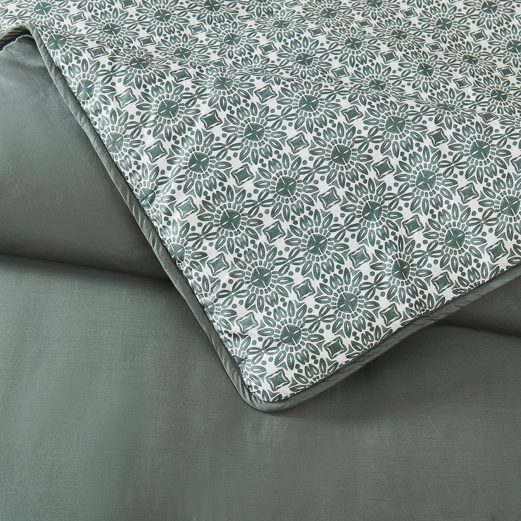 Hypoallergenic Cloud 3-Piece 400 Thread Count Flag Stone Green Cotton Lyocell Blend Comforter Set, Adult King - All-Season Down Alternative Comforter Insert Detail