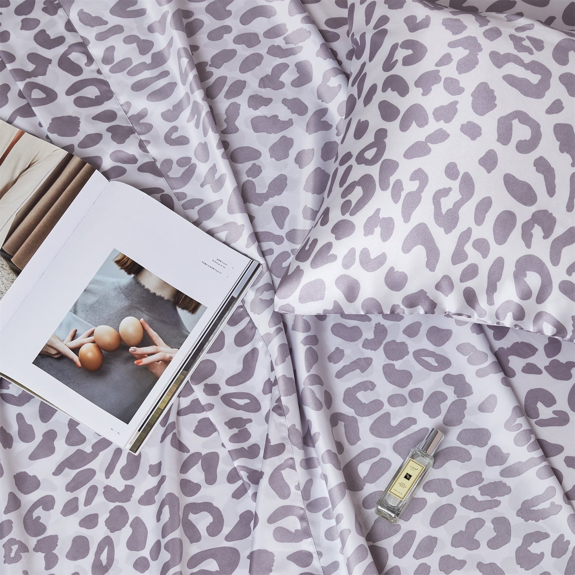 Breathable Luxury Satin Sheets Twin Silk Sheets Silver Leopard Bed Sheet Set Deep Pocket Bed Flat Fitted Sheet, 3-Pieces - Cooling Hotel Quality Bedding Sheets and Pillowcases Detail