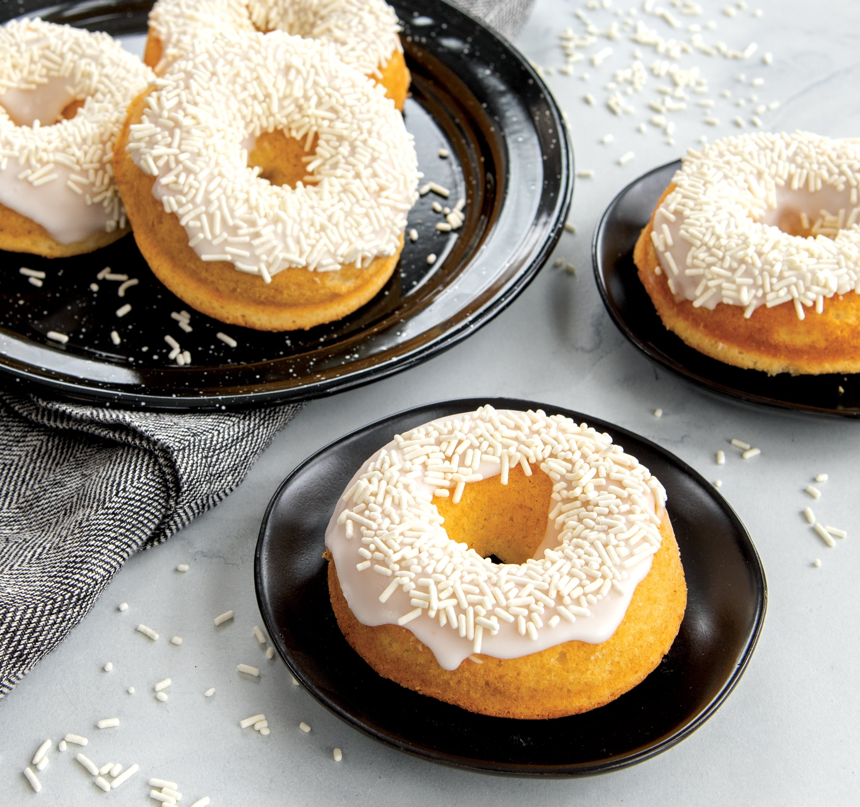 Multi-Functional 6 Cavity Nonstick Steel Donut Pan - Kitchen Gadget Tool for Quick Food Prep Detail
