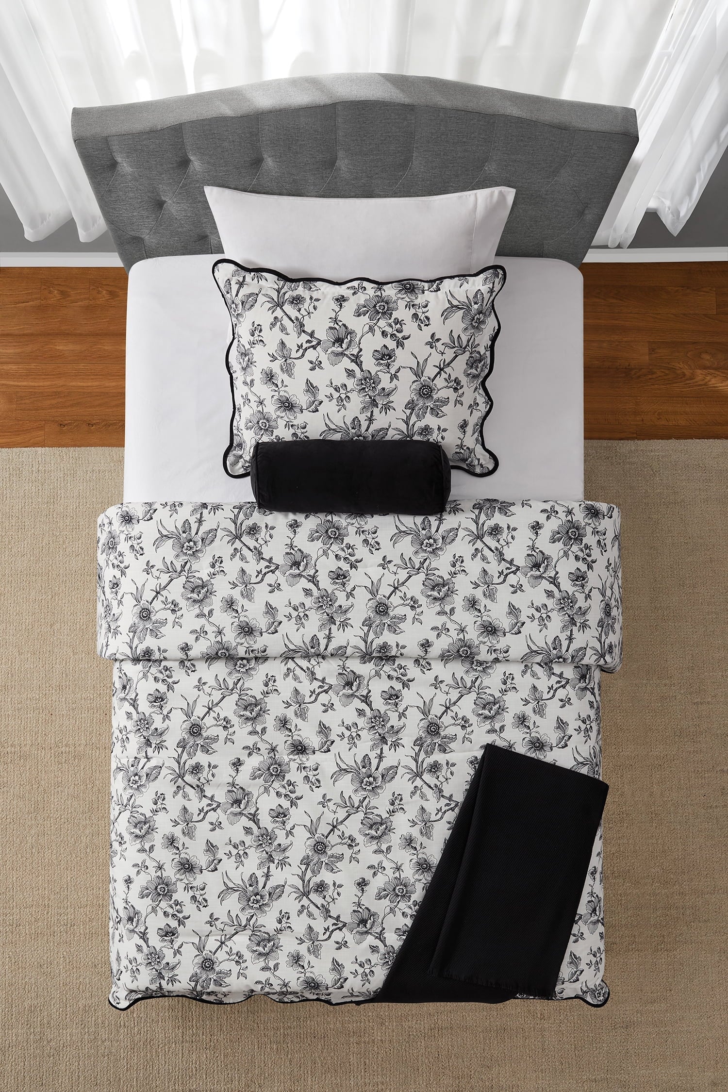 Heavyweight Warmth Floral Scallop 4-Piece White/Black Comforter Set, Twin/Twin XL - All-Season Down Alternative Comforter Insert Detail
