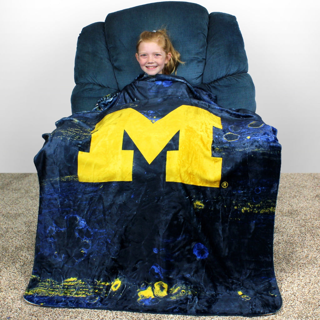 Decorative Knitted Michigan Wolverines Sublimated Soft Throw Blanket, 42" x 60" - Lightweight Plush Warm Blanket for All Seasons Detail