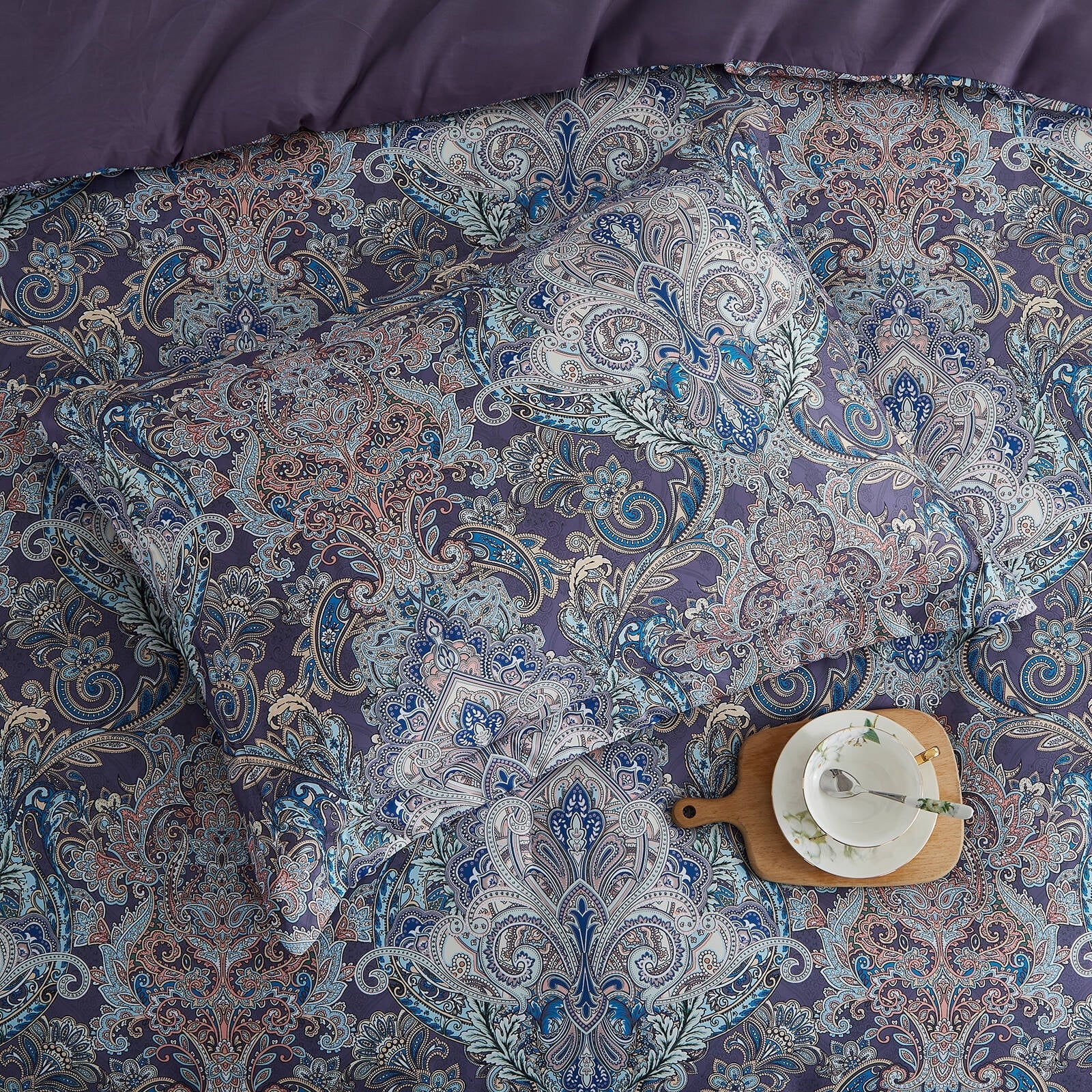 Fluffy Down Alternative Boho Paisley Print Luxury Comforter Bed in a Bag Set Queen Size, Vintage Floral Medallions Microfiber Bedding Set - Cloud-Like Soft Lightweight Bed Comforter Detail