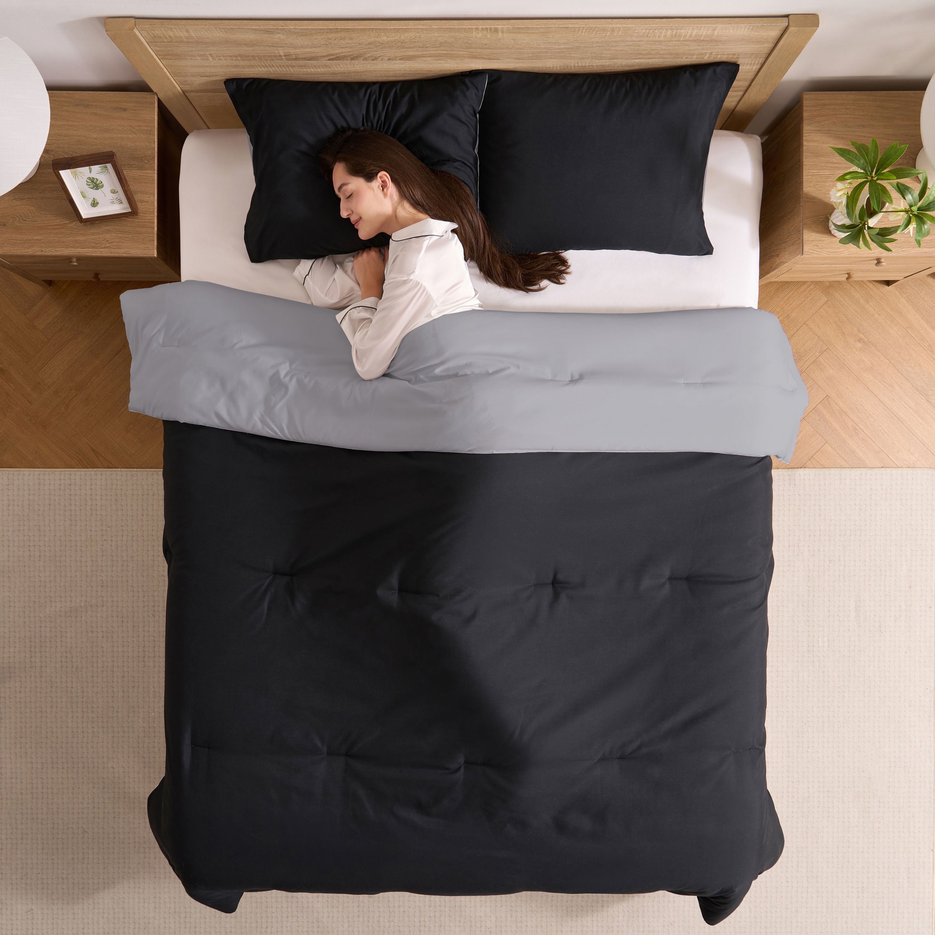 Fluffy Down Alternative Comforter Sets, All Season Lightweight Reversible Queen Comforter Set, 3-Pc Bedding Sets, Black/Charcoal gray - Cloud-Like Soft Lightweight Bed Comforter Detail