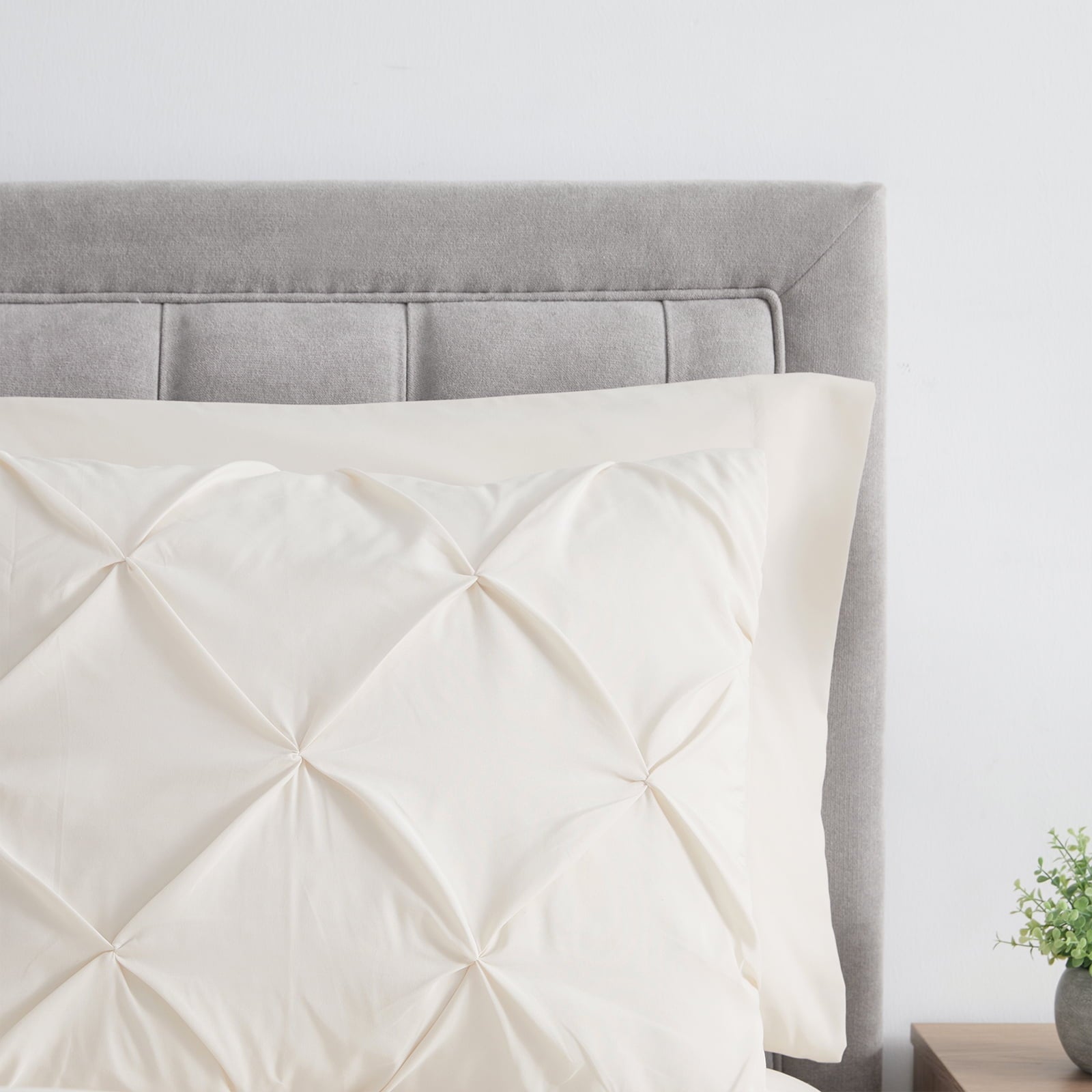 Hypoallergenic Cloud Comforter Set, 3-Piece, Queen, Pleated Wrinkle-Resistant Microfiber Bedding, Ivory, All-Season - Hypoallergenic Ultra-Fluffy Quilt for Winter Detail