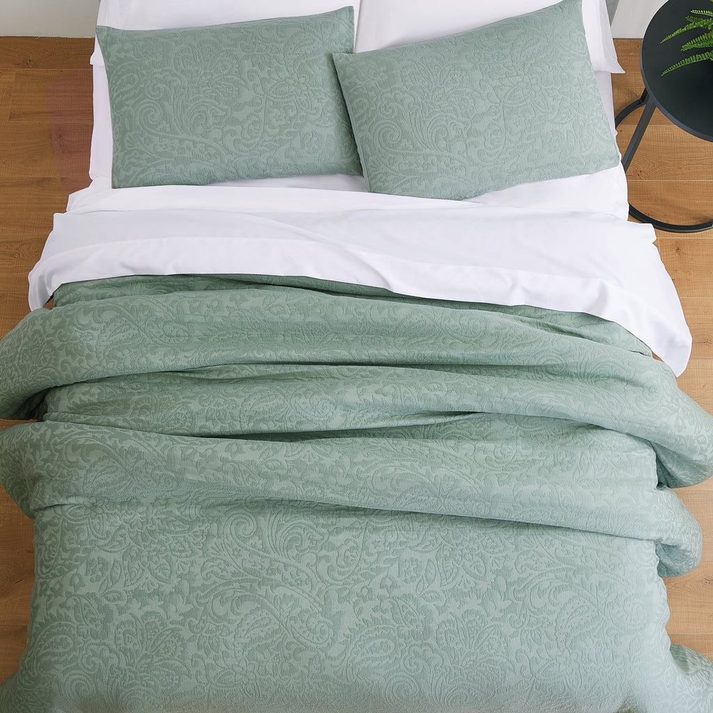 Luxurious Quilted 3-Piece Sage Floral Comforter Set, Full/Queen - All-Season Down Alternative Comforter Insert Detail