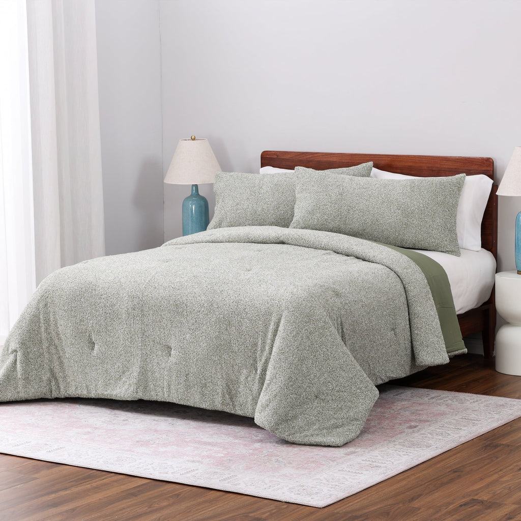 Heavyweight Warmth King, Comforter Set with Shams - Soft and Cozy, Green - Cloud-Like Soft Lightweight Bed Comforter Detail
