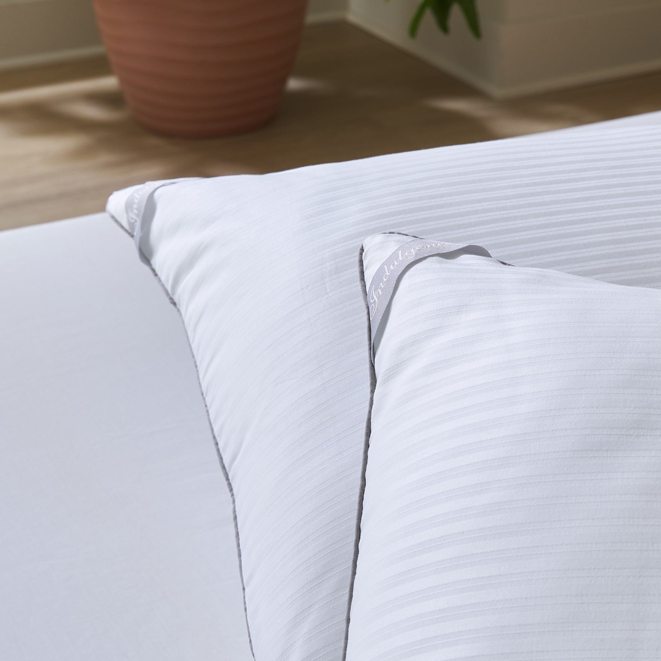 Decorative Plump Down Alternative Bed Pillow, Standard/Queen - Decorative Throw Pillow Cushion for Sofa & Bed Detail