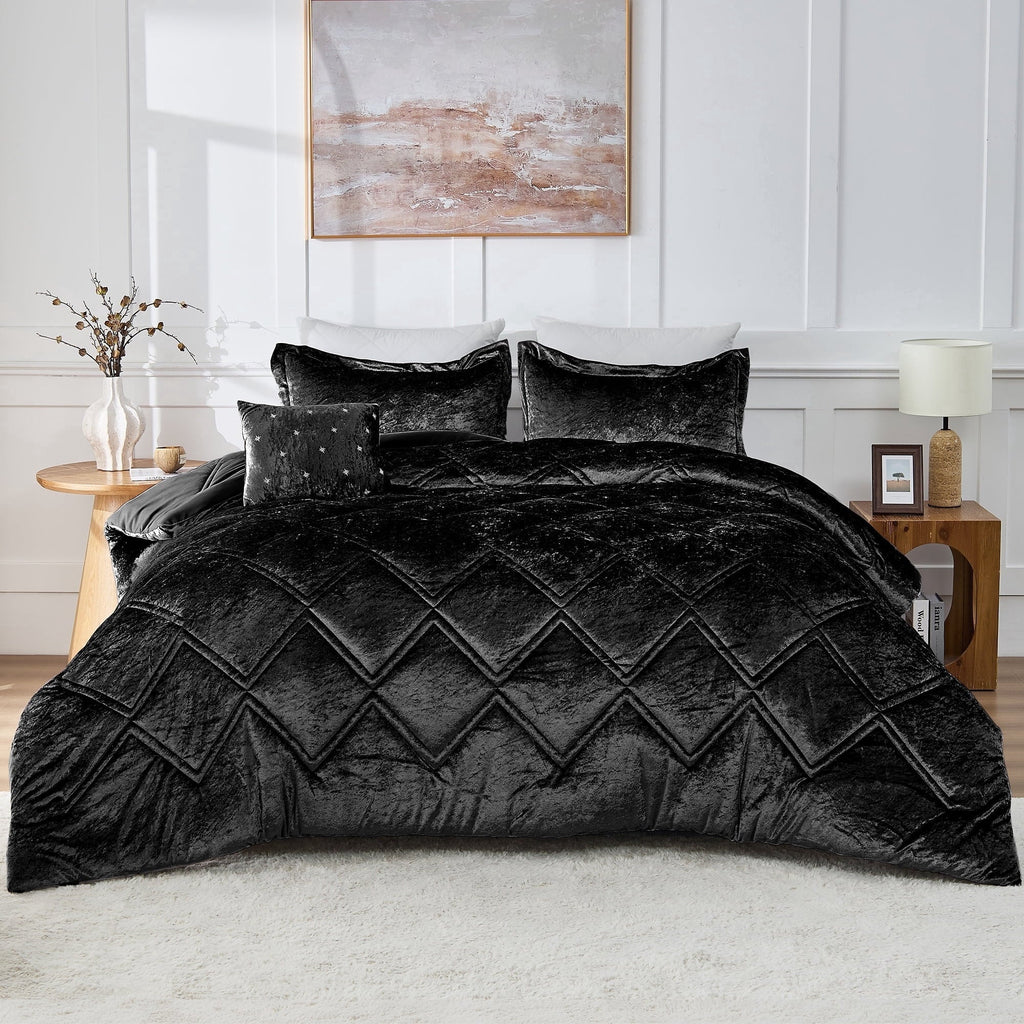 Hypoallergenic Cloud King/Cal King Size Comforter Sets, Velvet Bedding Comforter Set for All Seasons, Black Bedding Set with Decor Pillow - All-Season Down Alternative Comforter Insert Detail