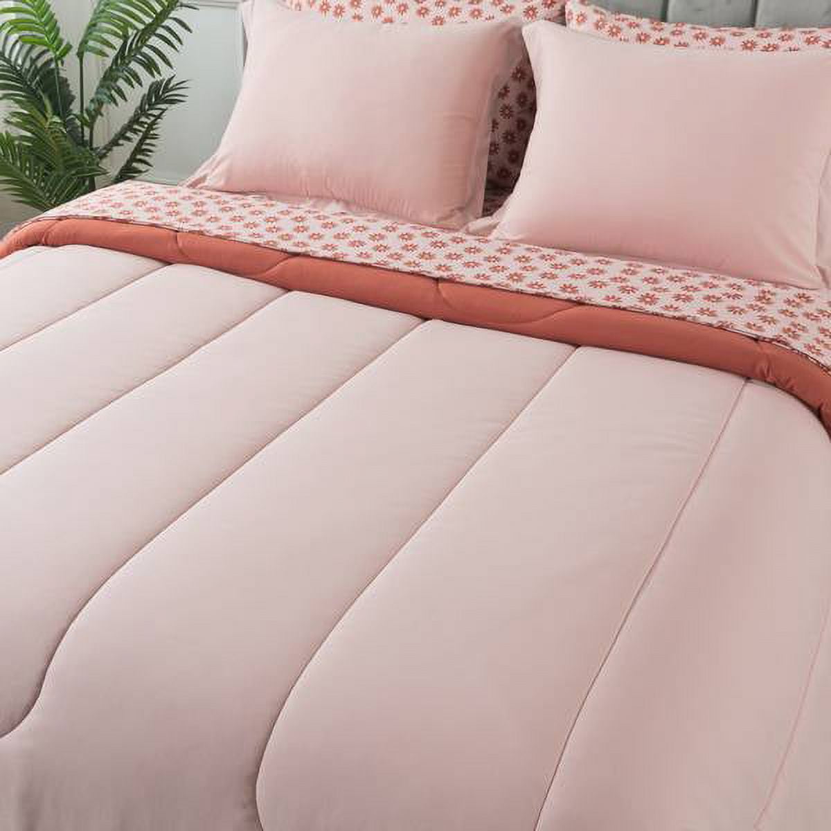 Fluffy Down Alternative 7-Piece Reversible Bed in a Bag Comforter Set with Sheets, Pink, Queen - Luxurious Quilted Duvet Cover Set Detail