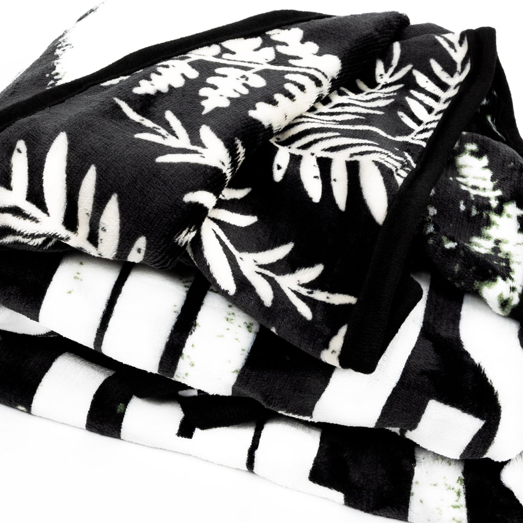 Reversible Sherpa Black and White Polyester Throw Blanket, 50" X 60" - Cozy Fleece Throw Blanket for Couch & Bed Detail