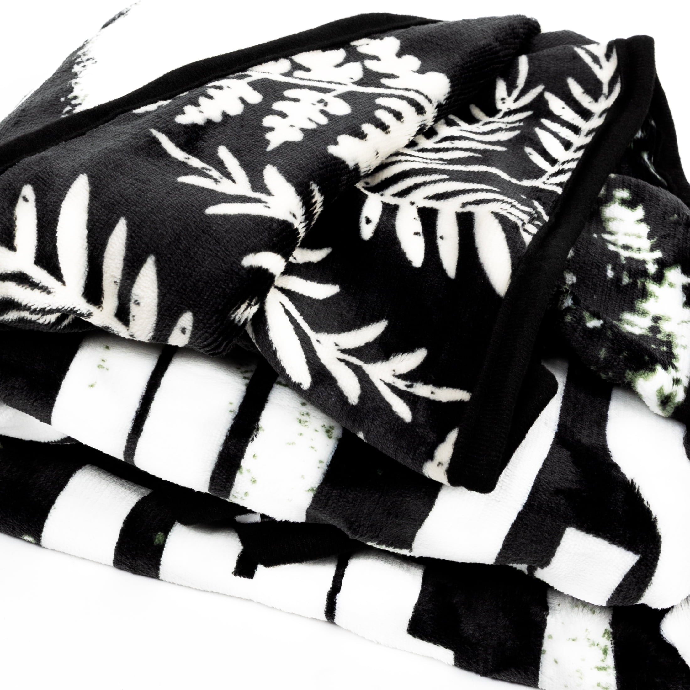 Reversible Sherpa Black and White Polyester Throw Blanket, 50" X 60" - Cozy Fleece Throw Blanket for Couch & Bed Detail