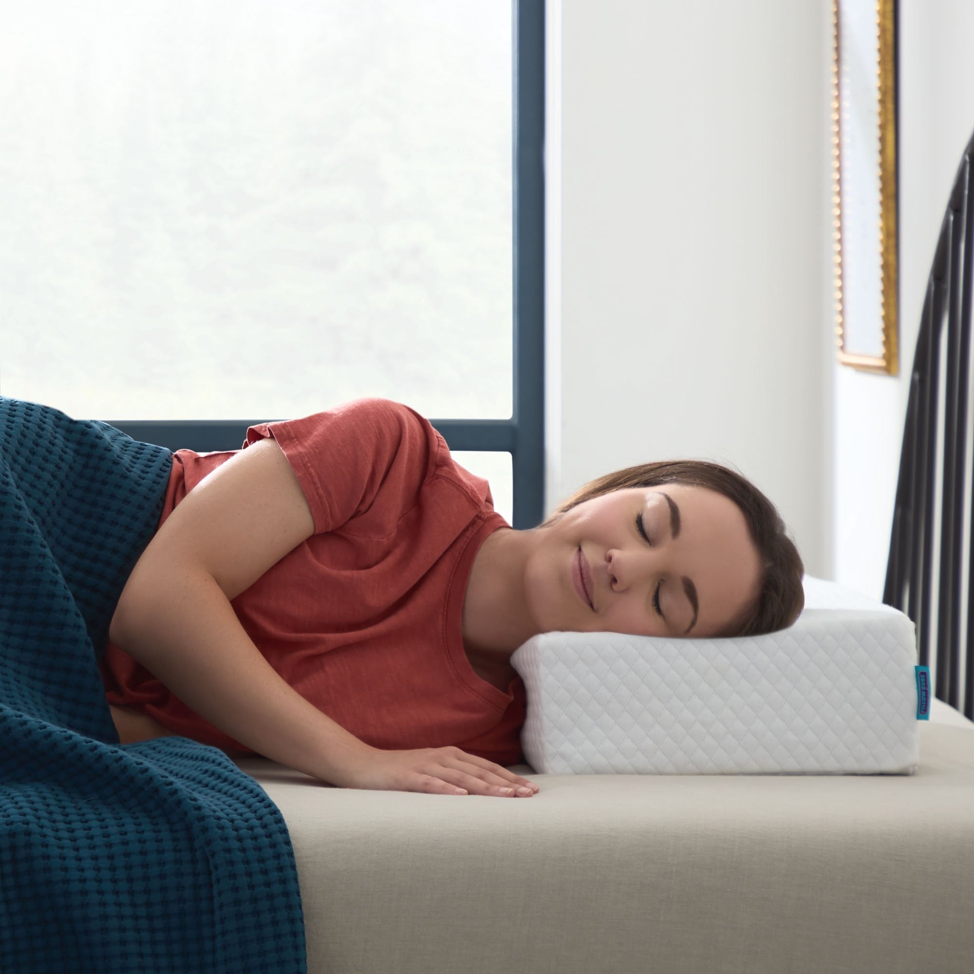 Orthopedic Support Standard Pillow for Side Sleepers, Cooling Technology and Removable Cover - Hotel Quality Plush Sleeping Pillows Detail