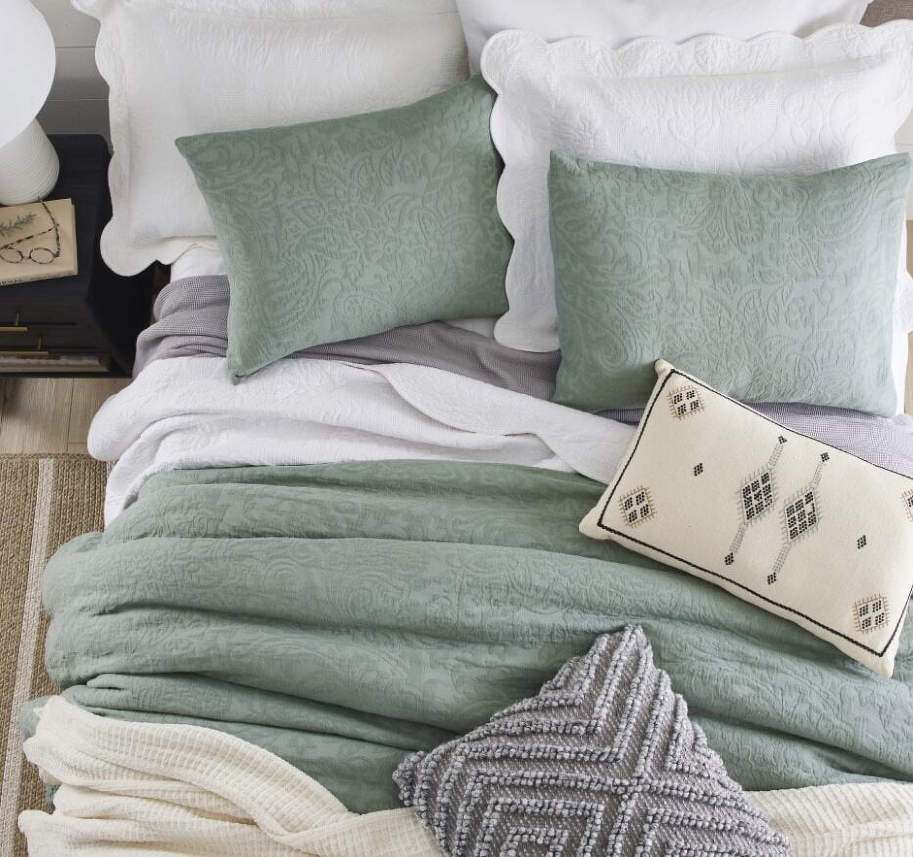 Luxurious Quilted 3-Piece Sage Floral Comforter Set, Full/Queen - All-Season Down Alternative Comforter Insert Detail