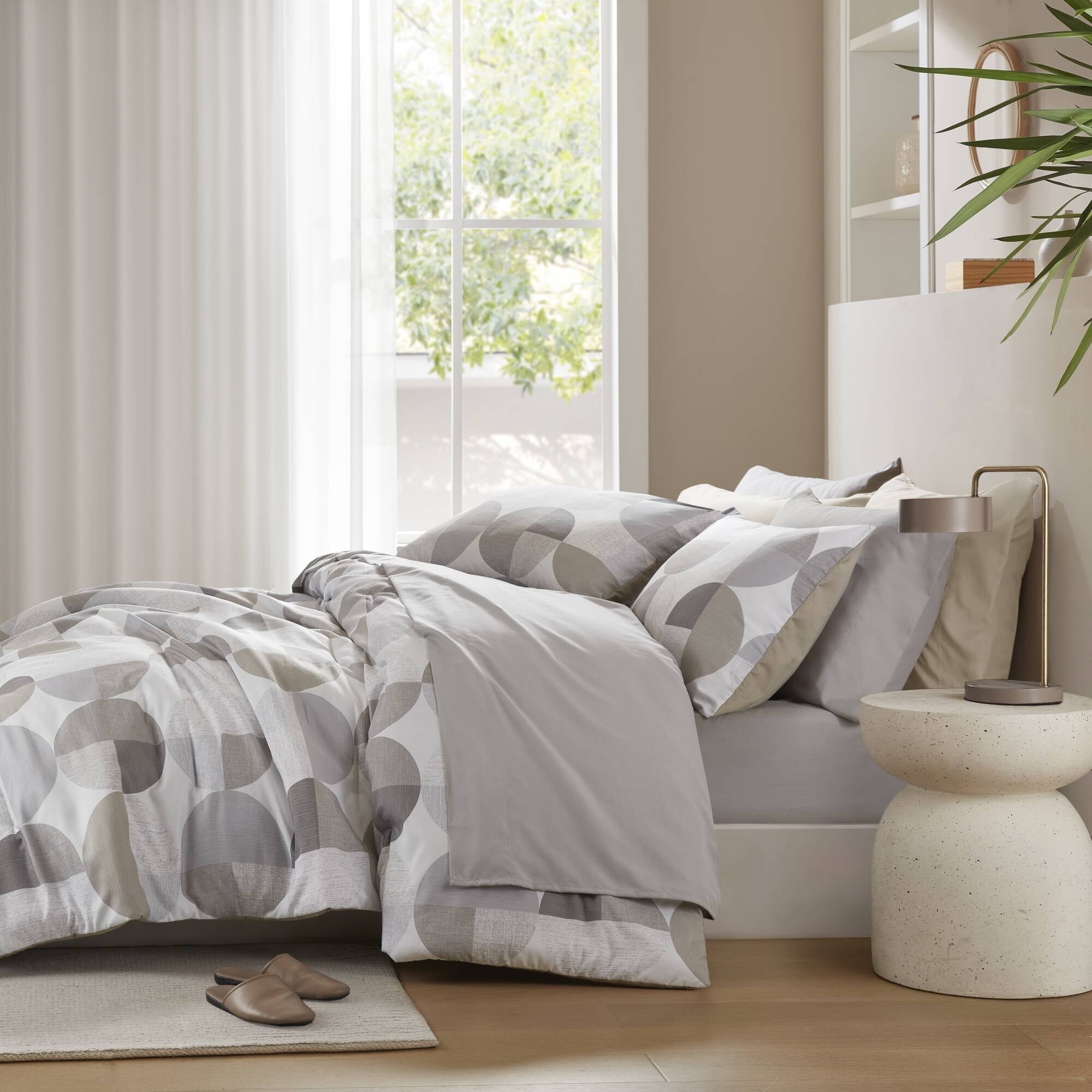 All-Season Full/Queen Size Comforter Set, Tan/Gray Bedding Set for All Seasons, 3-Piece Round Geometric Print Bedding Comforter Set - Cloud-Like Soft Lightweight Bed Comforter Detail