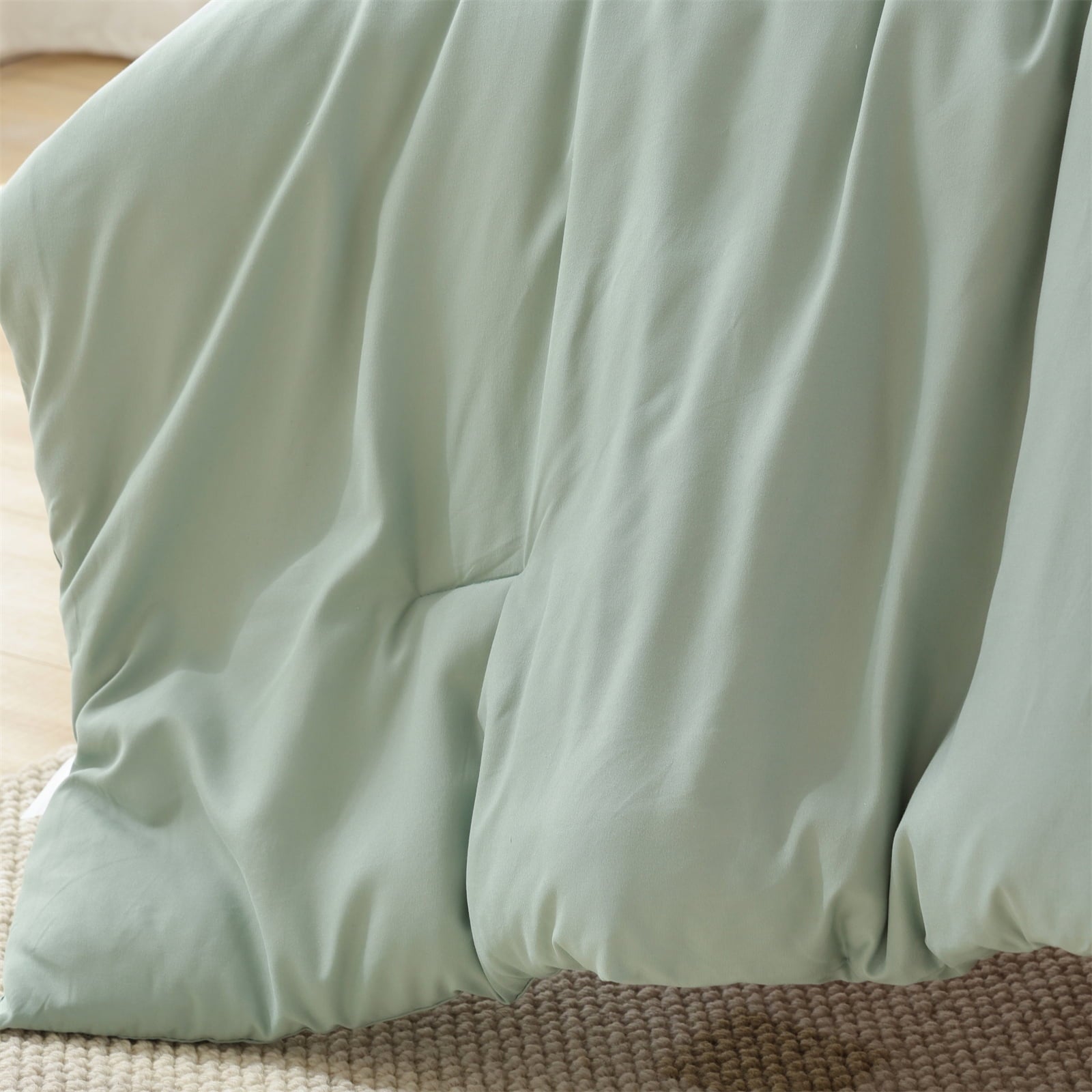 Luxurious Quilted Queen Comforter Set For Adult, 3 Piece Sage Green Comforter Sets & Bedding For All Season - Hypoallergenic Ultra-Fluffy Quilt for Winter Detail