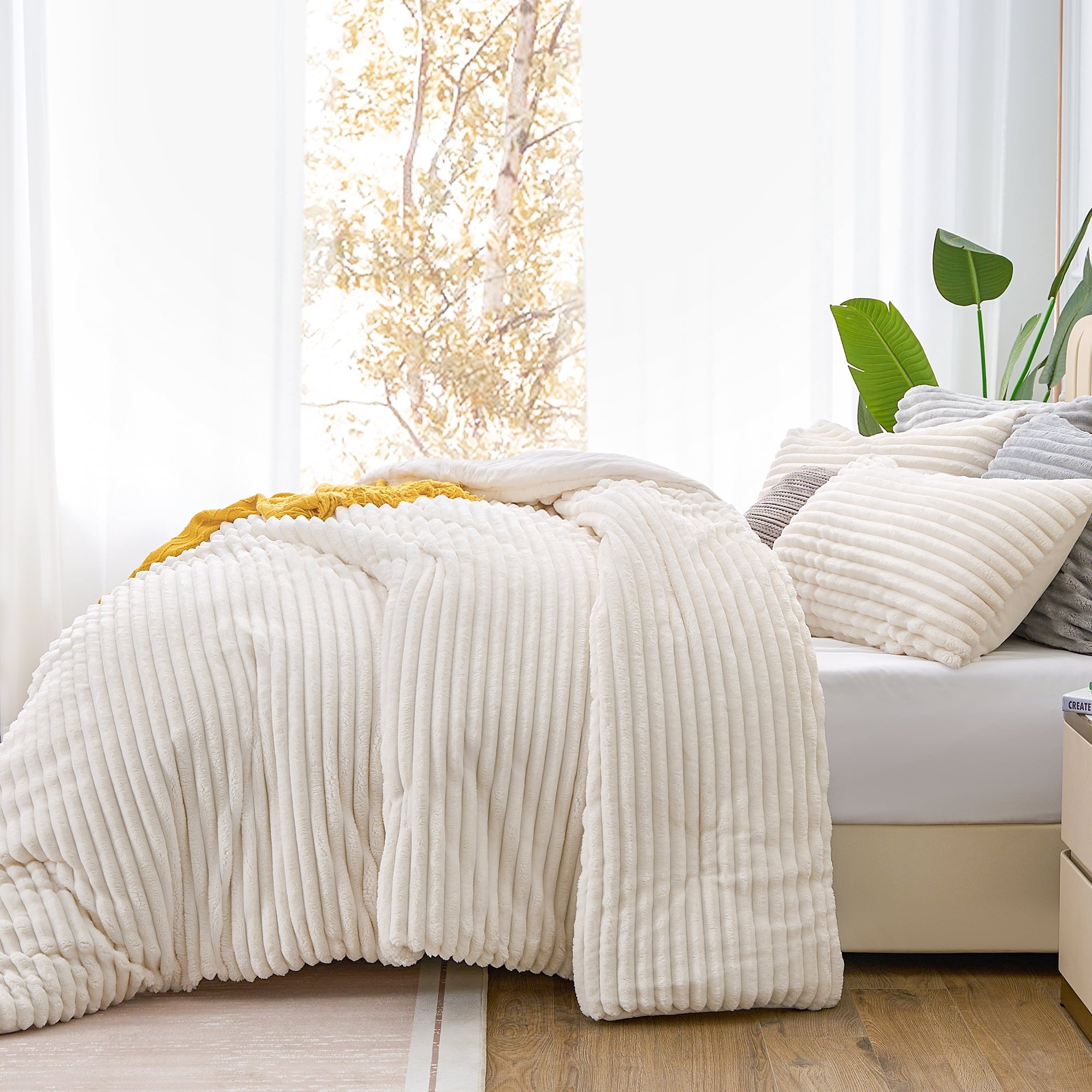 Hypoallergenic Cloud Fleece Queen Comforter Set -Super Soft & Warm Fluffy White Bedding, Luxury Fuzzy Heavy Bed Set for Winter with 2 Pill... - Hypoallergenic Ultra-Fluffy Quilt for Winter Detail
