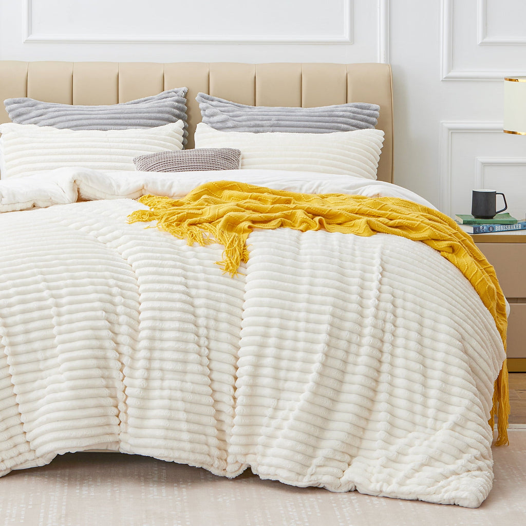 Hypoallergenic Cloud Fleece Queen Comforter Set -Super Soft & Warm Fluffy White Bedding, Luxury Fuzzy Heavy Bed Set for Winter with 2 Pill... - Hypoallergenic Ultra-Fluffy Quilt for Winter Detail