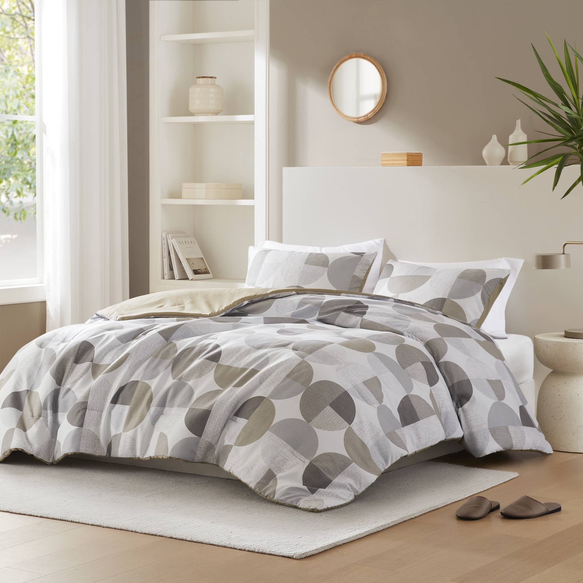 All-Season Full/Queen Size Comforter Set, Tan/Gray Bedding Set for All Seasons, 3-Piece Round Geometric Print Bedding Comforter Set - Cloud-Like Soft Lightweight Bed Comforter Detail