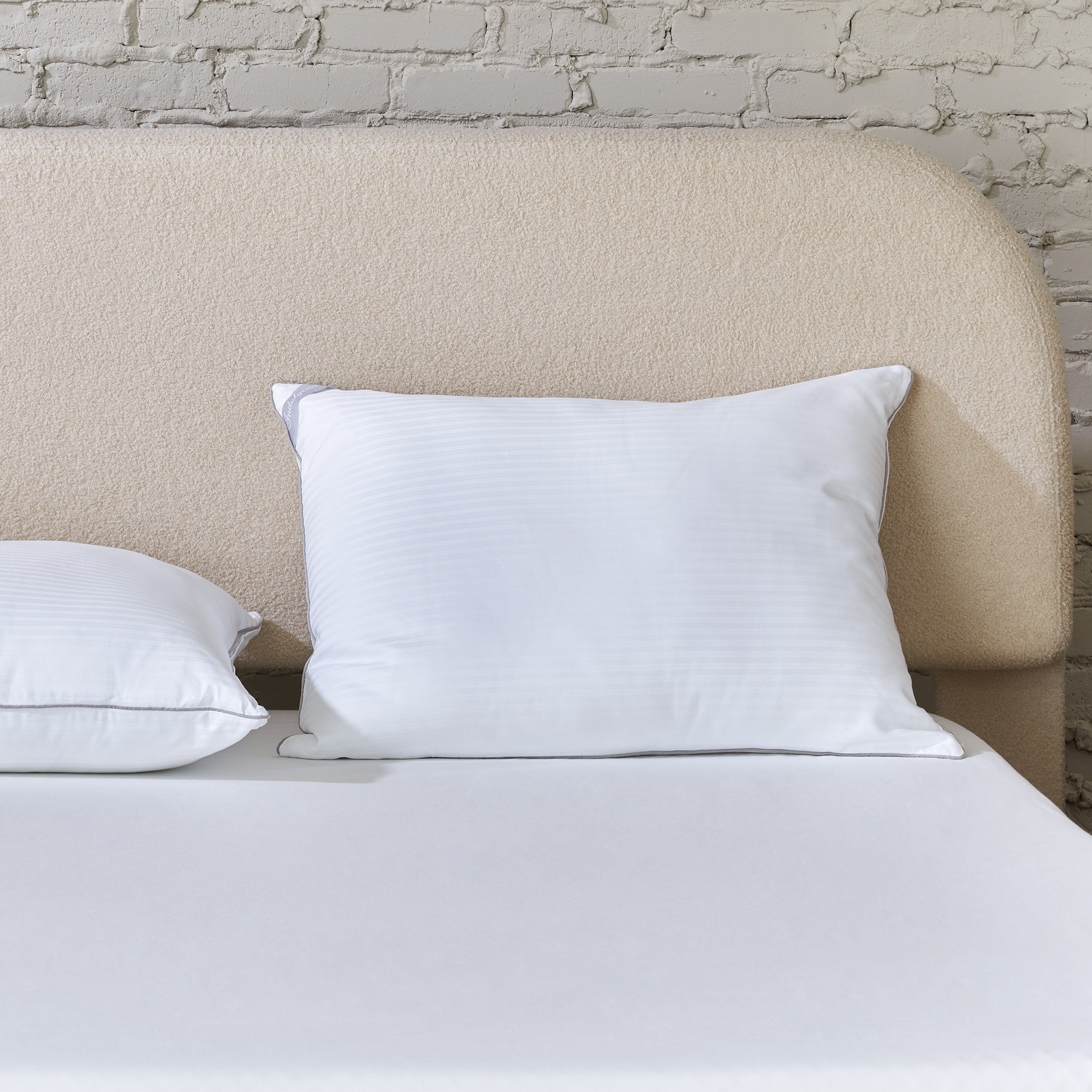 Decorative Plump Down Alternative Bed Pillow, Standard/Queen - Decorative Throw Pillow Cushion for Sofa & Bed Detail
