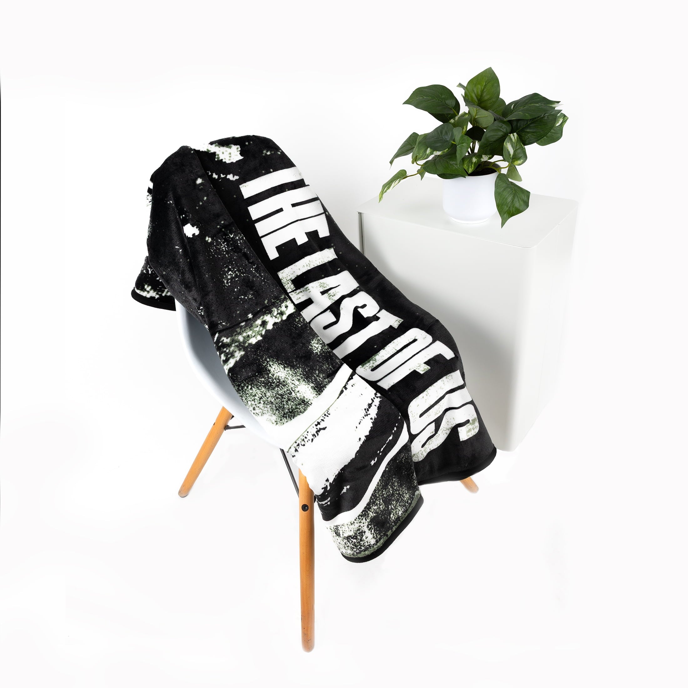 Reversible Sherpa Black and White Polyester Throw Blanket, 50" X 60" - Cozy Fleece Throw Blanket for Couch & Bed Detail